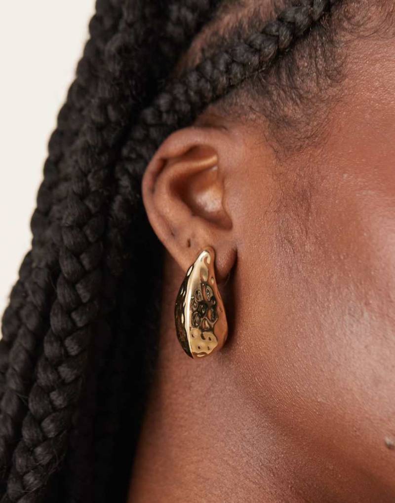 ASOS DESIGN - Goldfarbene Ohrstecker mit strukturiertem Design in geschmolzener Optik von ASOS DESIGN