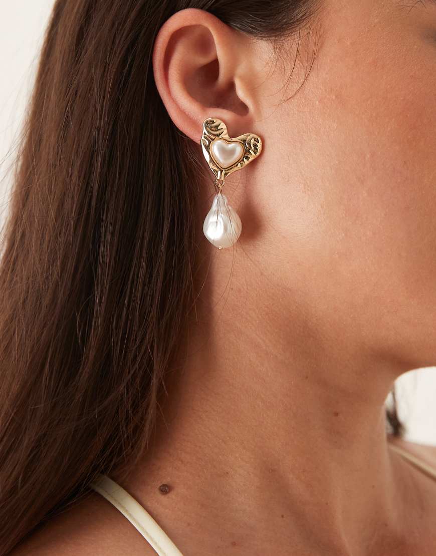 ASOS DESIGN - Goldfarbene Ohrstecker mit strukturiertem Herz-Design und Kunstperlenanhängern ASOS DESIGN - Goldfarbene Ohrstecker mit strukturiertem Herz-Design und Kunstperlenanhängern von ASOS DESIGN