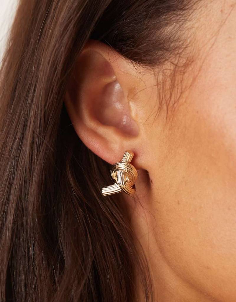 ASOS DESIGN - Goldfarbene Ohrstecker mit verdrehtem Knotendesign von ASOS DESIGN