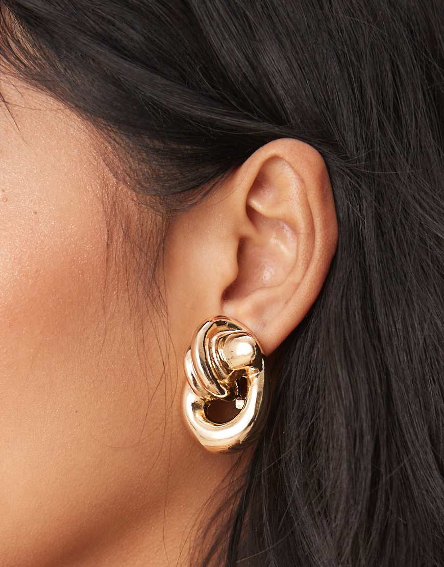 ASOS DESIGN - Goldfarbene Oversize-Ohrringe mit Knoten-Türklopfer-Design von ASOS DESIGN