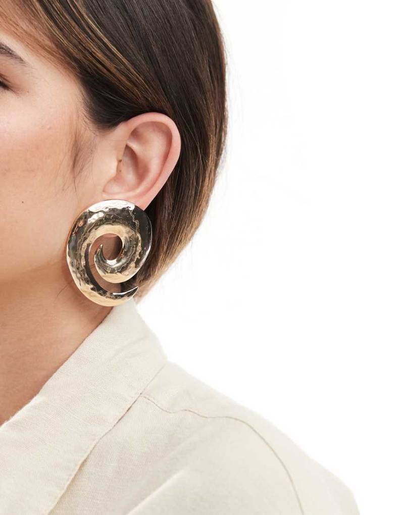 ASOS DESIGN - Goldfarbene Oversize-Ohrstecker mit spiralförmigem Design von ASOS DESIGN