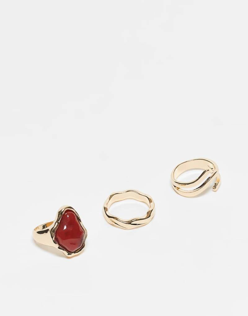 ASOS DESIGN - Goldfarbene Ringe mit Halbedelsteinimitat in Rot im 3er-Pack von ASOS DESIGN