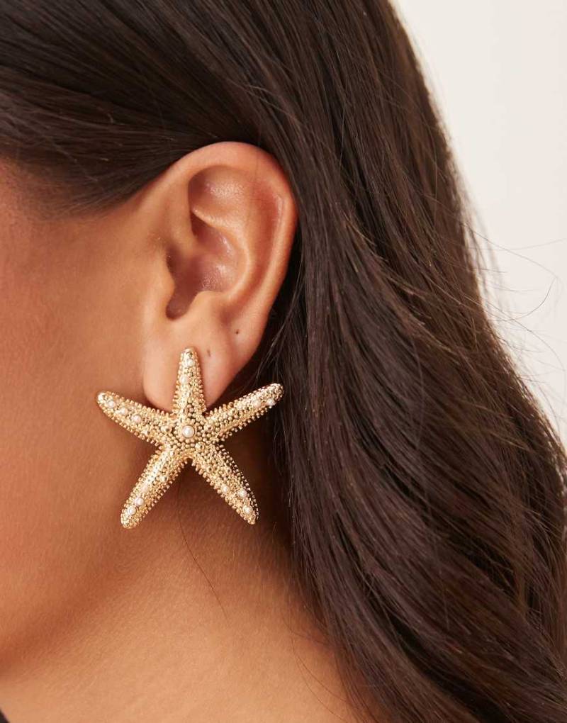 ASOS DESIGN - Goldfarbene Seestern-Ohrstecker mit Kunstperlen von ASOS DESIGN