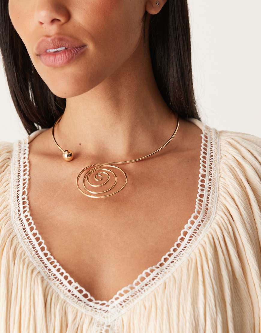 ASOS DESIGN - Goldfarbene Spangen-Choker-Halskette mit Spiral-Design von ASOS DESIGN