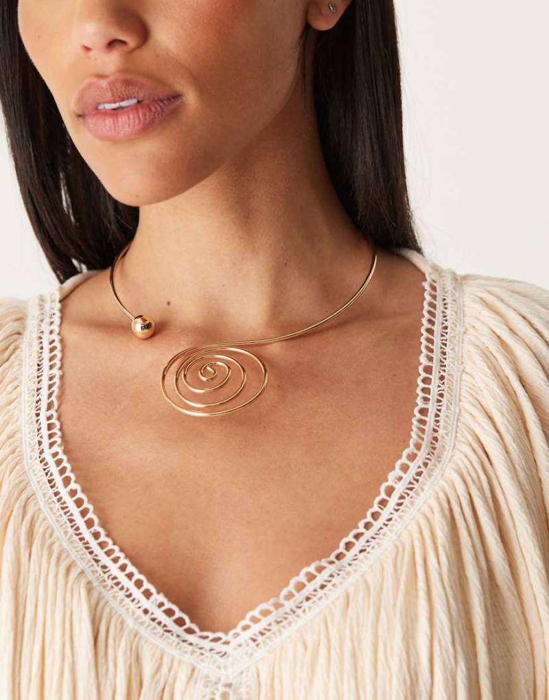 ASOS DESIGN - Goldfarbene Spangen-Choker-Halskette mit Spiral-Design von ASOS DESIGN