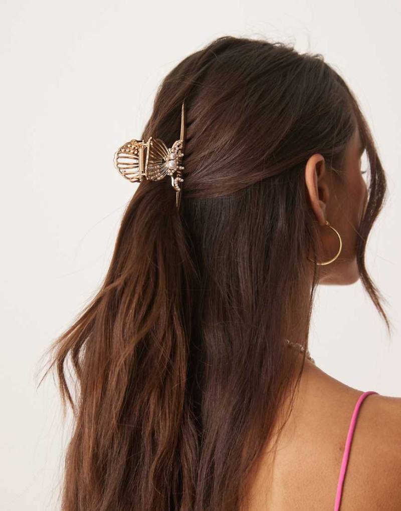 ASOS DESIGN - Goldfarbene XL-Haarklammer aus Metall mit Muscheldesign und Perlendetail von ASOS DESIGN