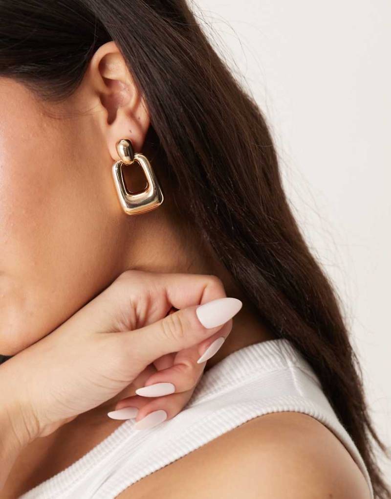 ASOS DESIGN - Goldfarbene eckige Ohrringe mit Türklopfer-Design von ASOS DESIGN