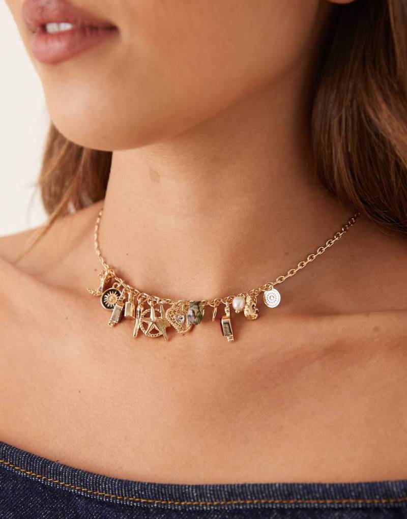 ASOS DESIGN - Goldfarbene zierliche Halskette mit kleinen Anhängern von ASOS DESIGN