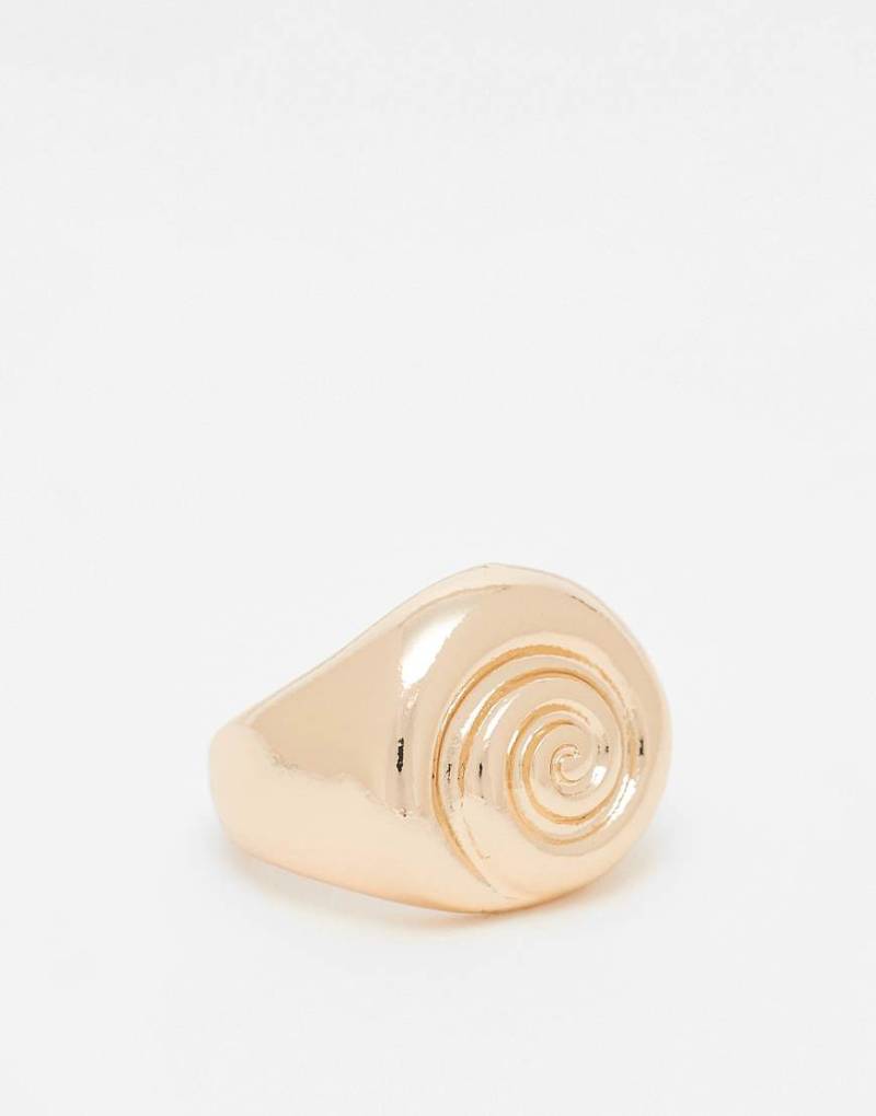 ASOS DESIGN - Goldfarbener, klobiger Ring mit Muscheldesign-Silber von ASOS DESIGN