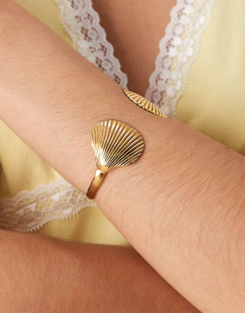 ASOS DESIGN - Goldfarbener Armreif aus wasserfestem Edelstahl mit Muschel-Design von ASOS DESIGN
