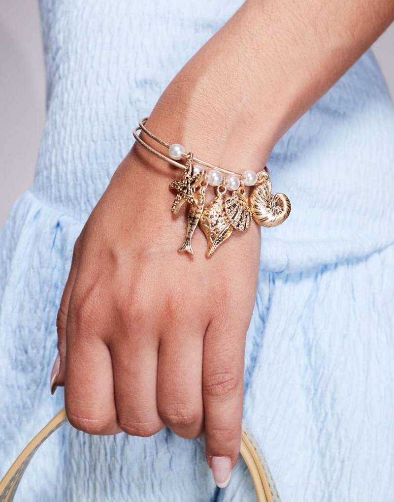 ASOS DESIGN - Goldfarbener Armreif im Zweierpack mit Meerestiere-Anhänger von ASOS DESIGN