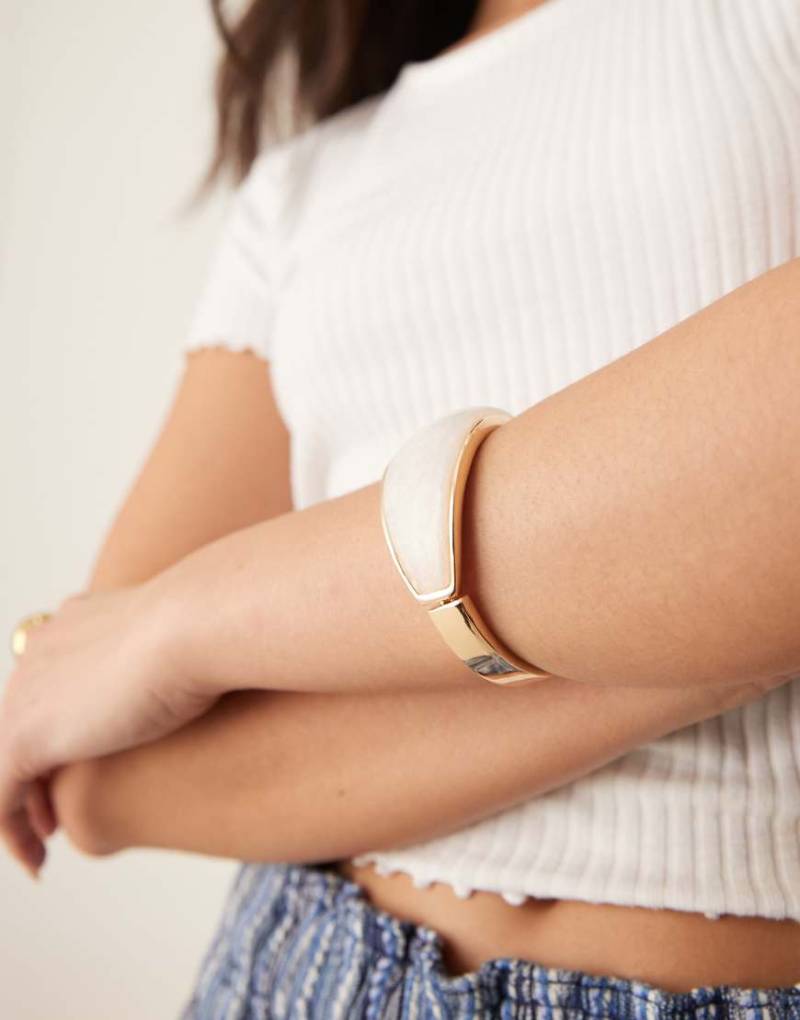ASOS DESIGN - Goldfarbener Armreif mit Kunstperlen-Design von ASOS DESIGN