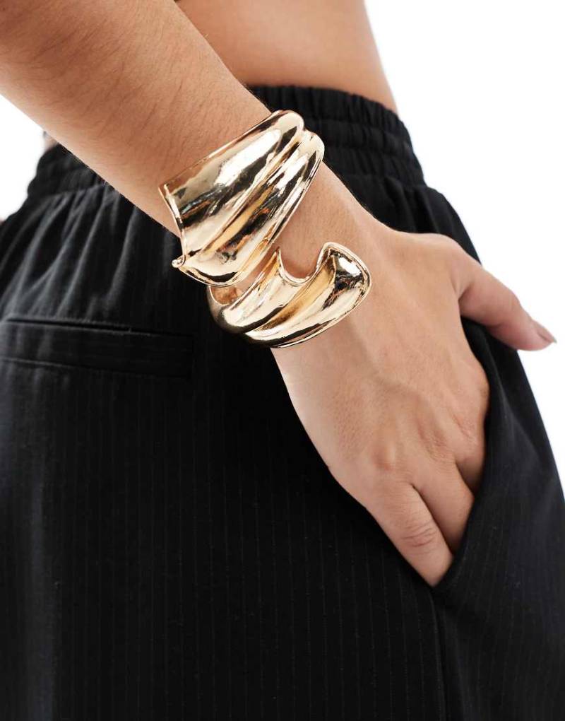 ASOS DESIGN - Goldfarbener Armreif mit abstraktem Wickeldetail von ASOS DESIGN