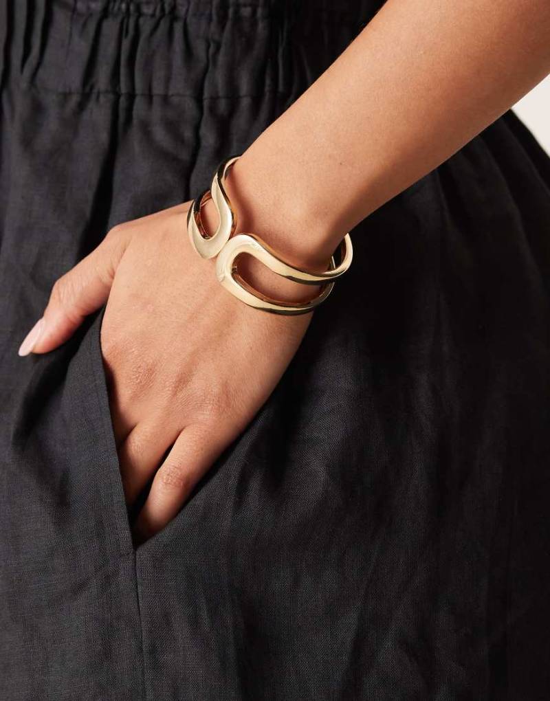 ASOS DESIGN - Goldfarbener Armreif mit eckigem Zierausschnitt von ASOS DESIGN