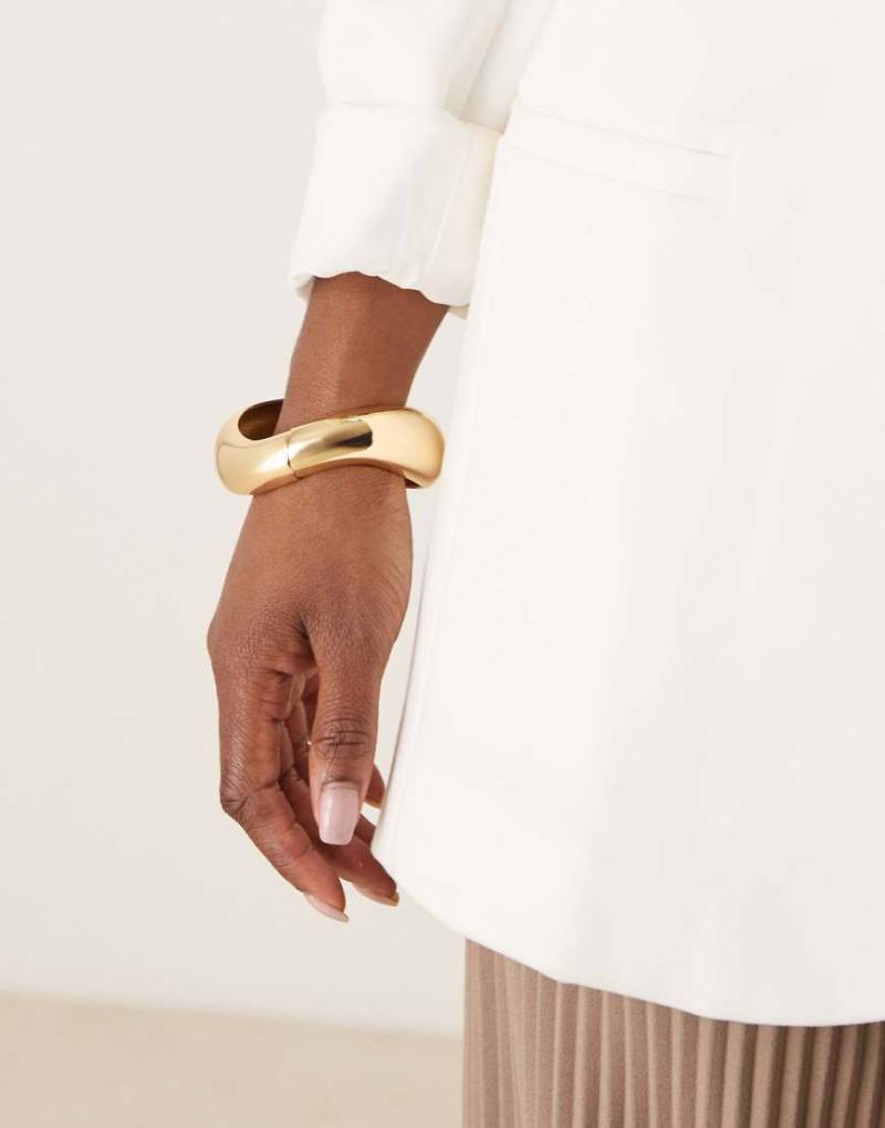 ASOS DESIGN - Goldfarbener Armreif mit gedrehtem Design von ASOS DESIGN