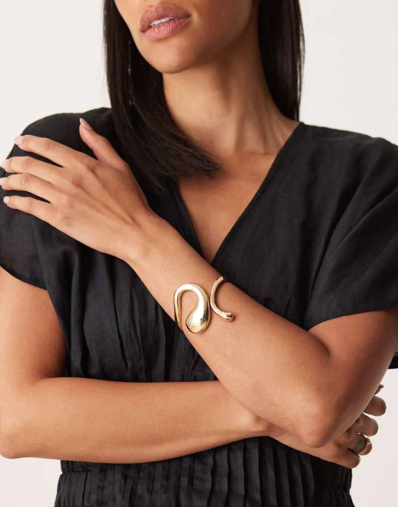 ASOS DESIGN - Goldfarbener Armreif mit geschmolzenem Design von ASOS DESIGN