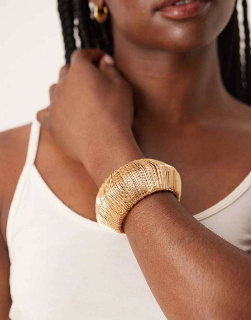 ASOS DESIGN - Goldfarbener Armreif mit gewickeltem Draht-Design von ASOS DESIGN