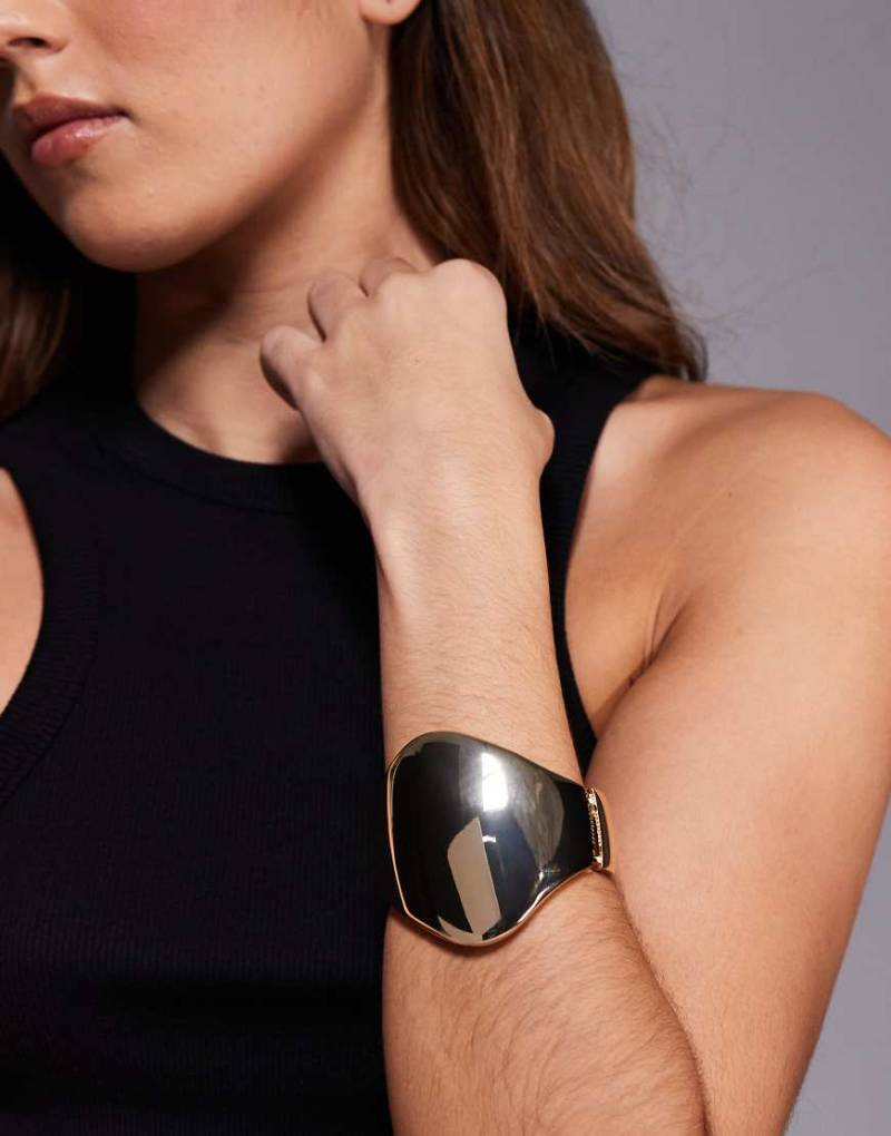 ASOS DESIGN - Goldfarbener Armreif mit großem abstraktem Detail von ASOS DESIGN