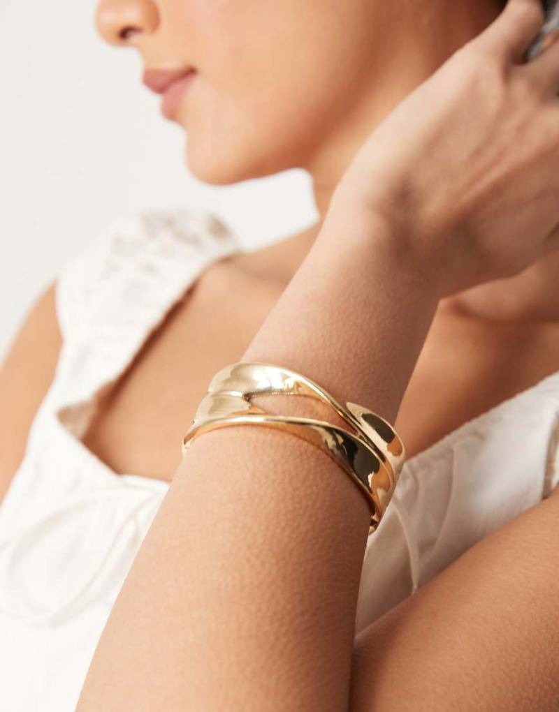 ASOS DESIGN - Goldfarbener Armreif mit verdrehtem, zweireihigem Design von ASOS DESIGN