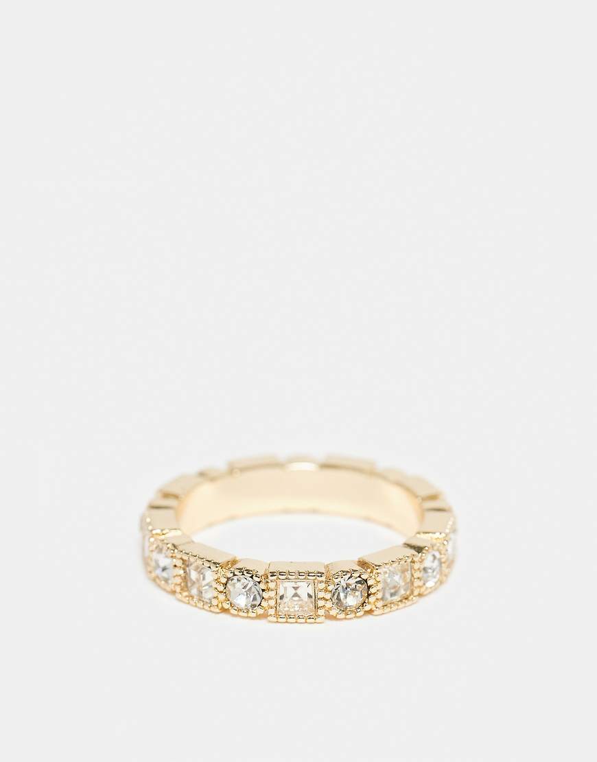 ASOS DESIGN - Goldfarbener Bandring mit quadratisch und eckig eingefassten Strasssteinen von ASOS DESIGN