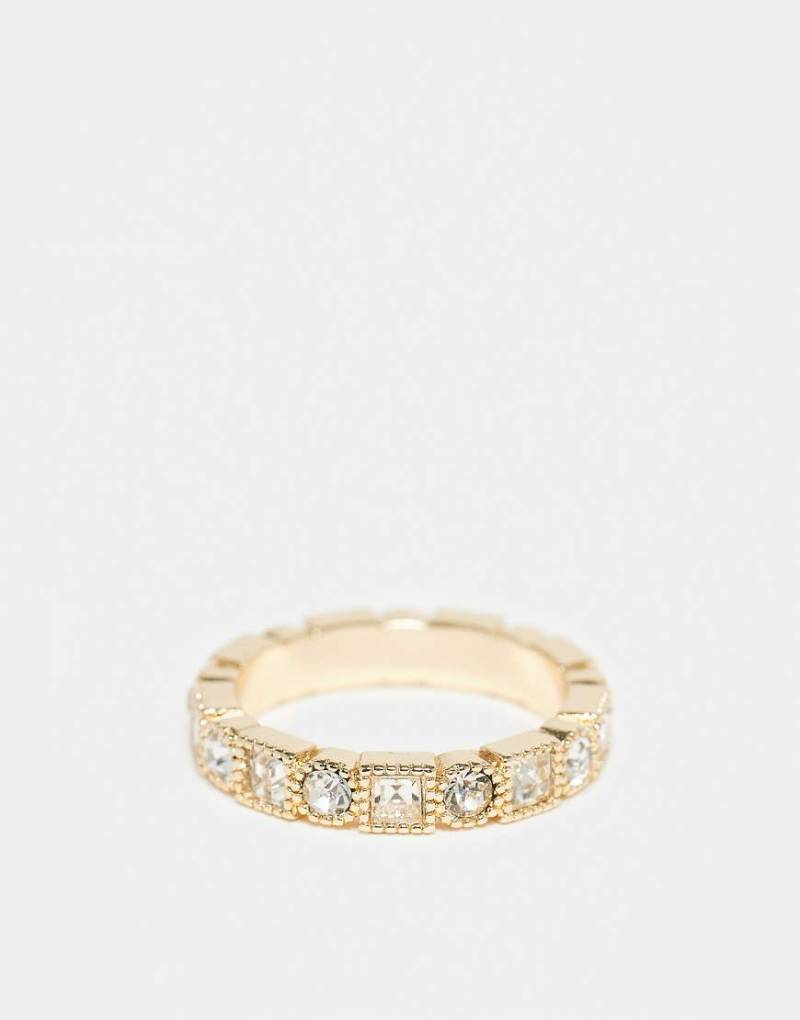 ASOS DESIGN - Goldfarbener Bandring mit quadratisch und eckig eingefassten Strasssteinen von ASOS DESIGN