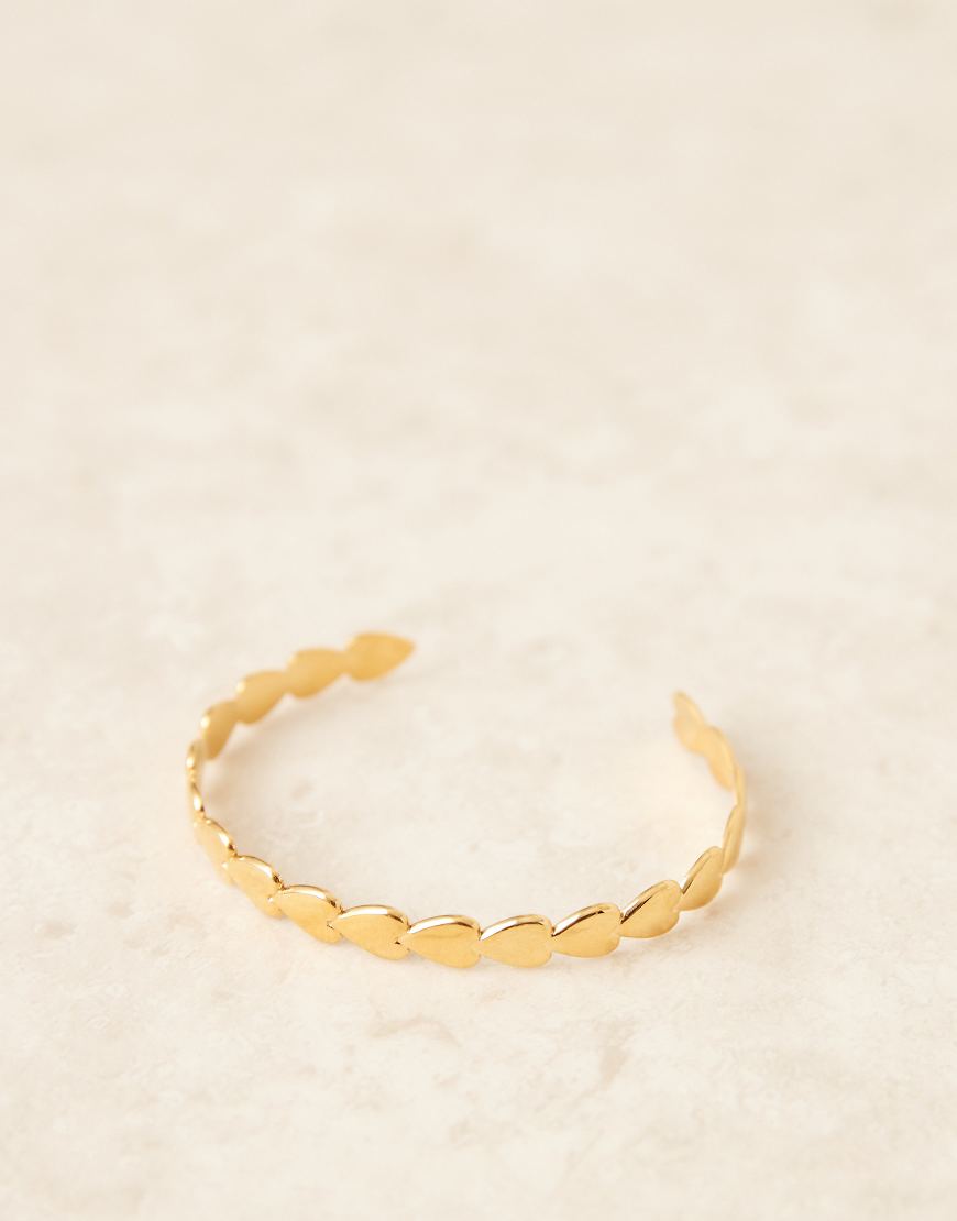 ASOS DESIGN - Goldfarbener Kettenarmreif aus wasserfestem Edelstahl mit herzförmigen Elementen von ASOS DESIGN