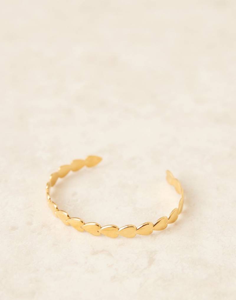 ASOS DESIGN - Goldfarbener Kettenarmreif aus wasserfestem Edelstahl mit herzförmigen Elementen von ASOS DESIGN