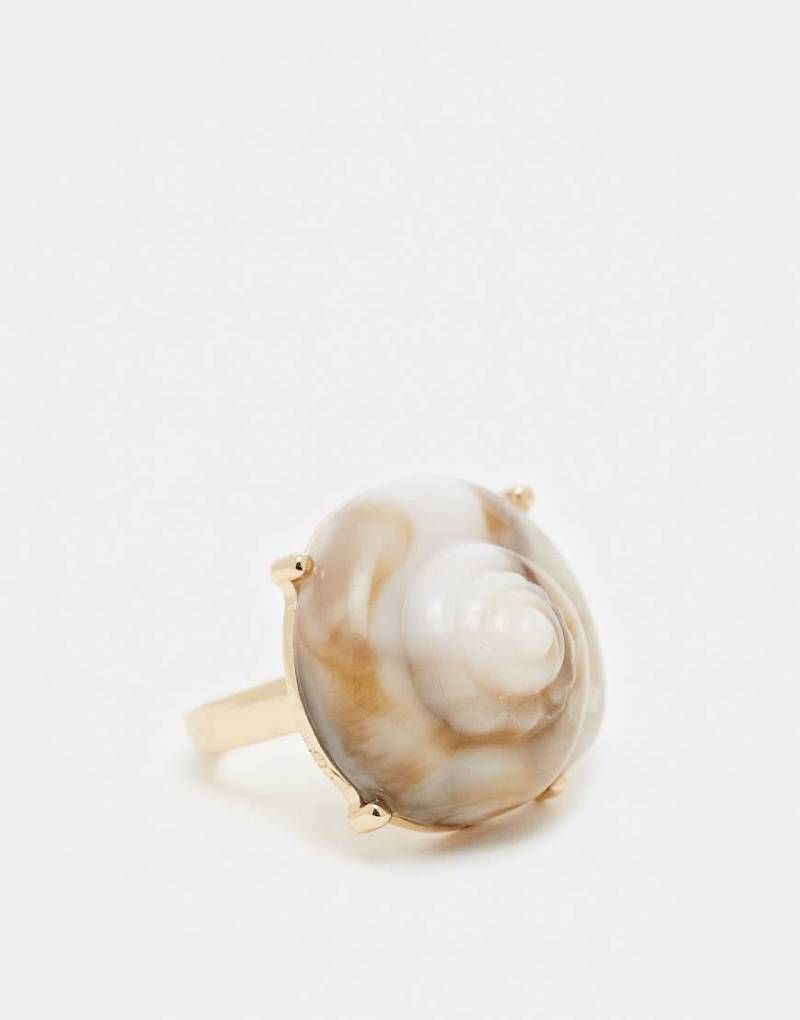 ASOS DESIGN - Goldfarbener Muschelring aus Kunstharz von ASOS DESIGN