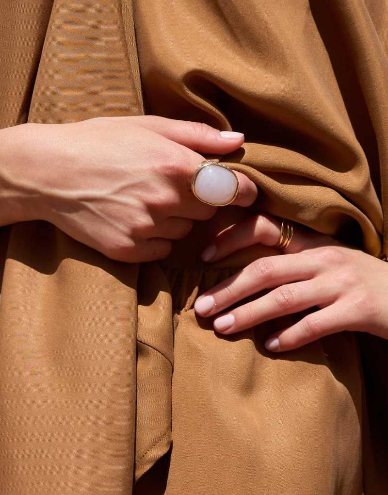 ASOS DESIGN - Goldfarbener Oversize-Ring mit Quarzstein aus Kunstharz von ASOS DESIGN