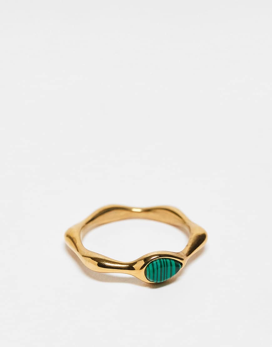 ASOS DESIGN - Goldfarbener Ring aus Edelstahl mit Malachit-Halbedelstein von ASOS DESIGN