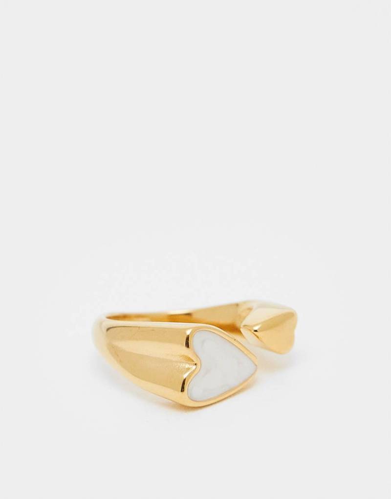 ASOS DESIGN - Goldfarbener Ring aus wasserfestem Edelstahl mit Herzdetail von ASOS DESIGN