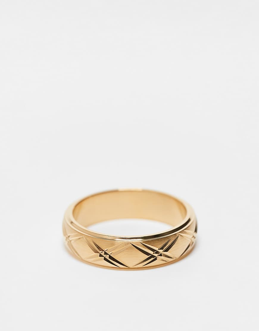 ASOS DESIGN - Goldfarbener Ring aus wasserfestem Edelstahl mit geprägter Kreuzschraffur von ASOS DESIGN