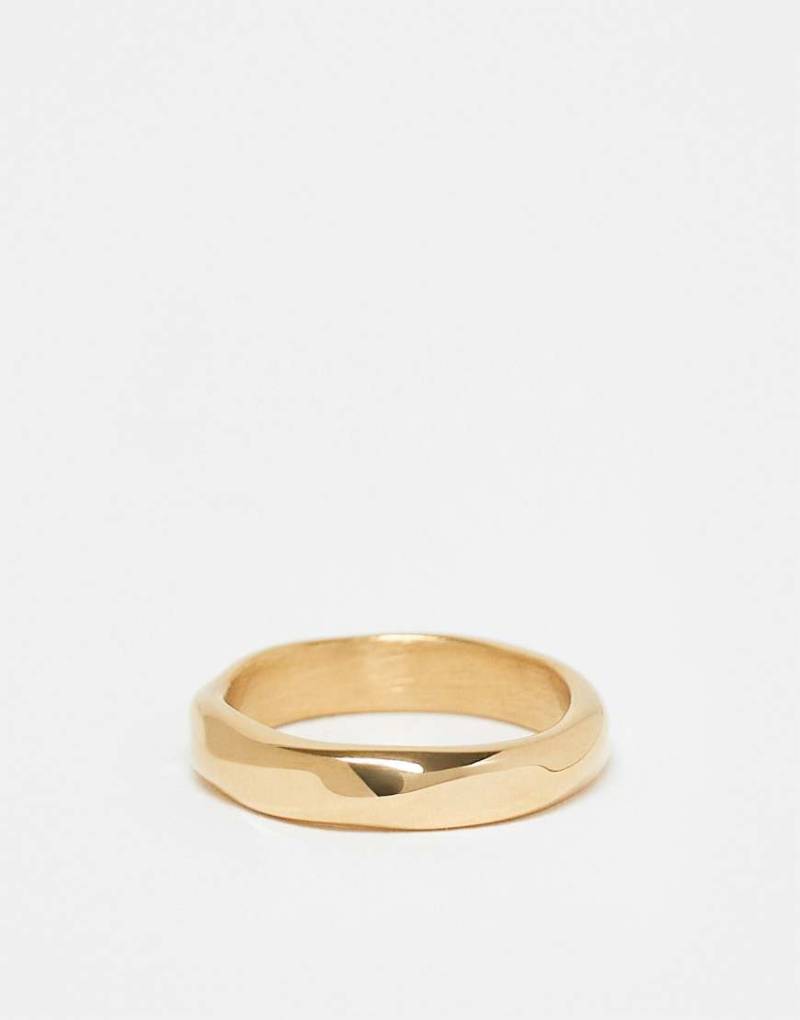 ASOS DESIGN - Goldfarbener Ring aus wasserfestem Edelstahl mit verdrehtem Design von ASOS DESIGN