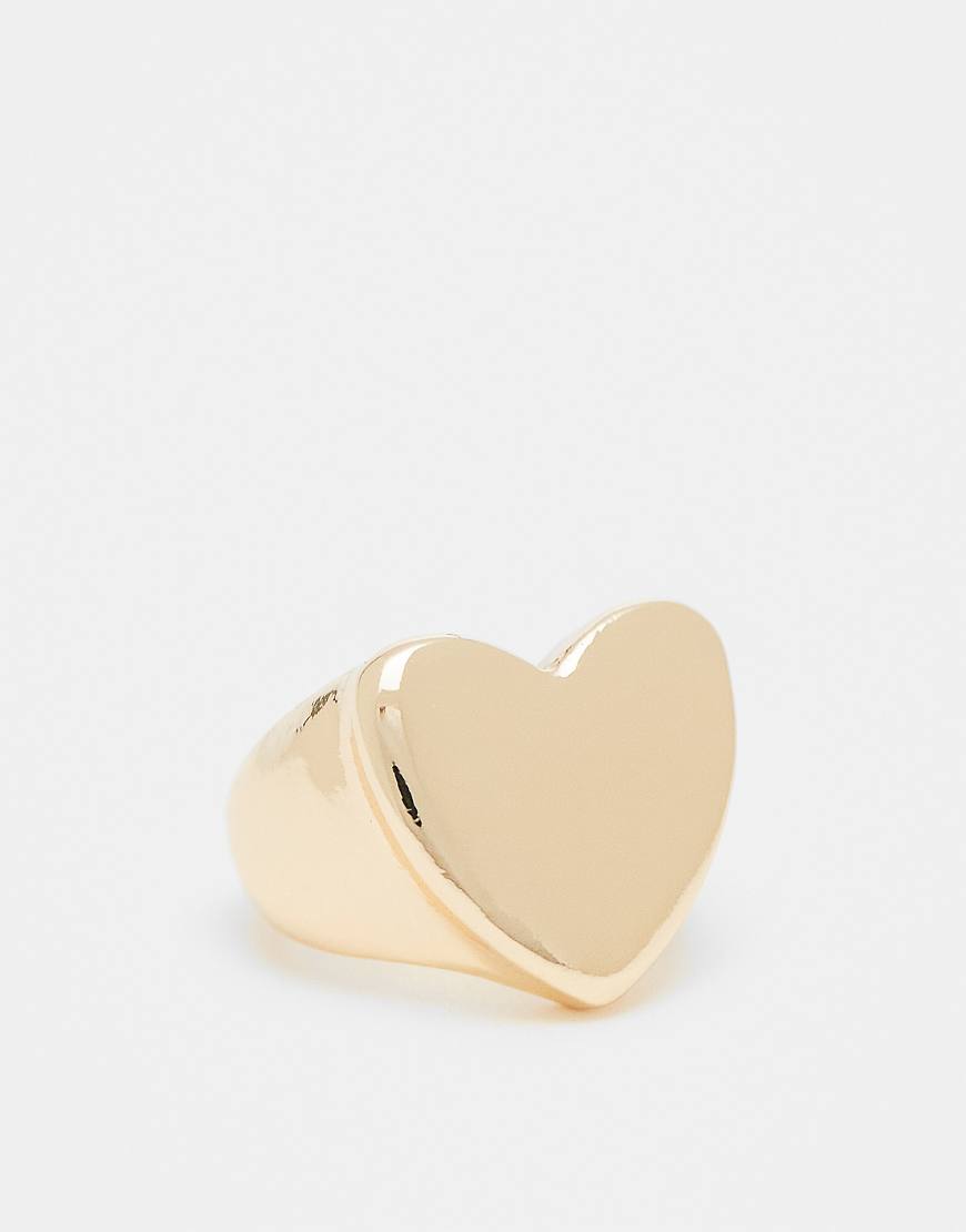 ASOS DESIGN - Goldfarbener Ring für den kleinen Finger mit bauschigem Herzdetail von ASOS DESIGN