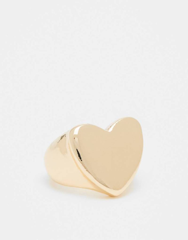 ASOS DESIGN - Goldfarbener Ring für den kleinen Finger mit bauschigem Herzdetail von ASOS DESIGN