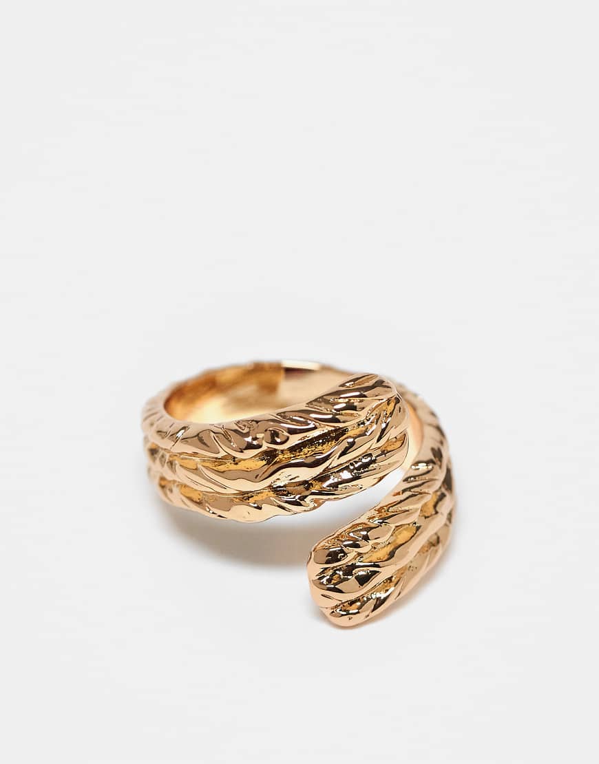 ASOS DESIGN - Goldfarbener Ring im Wickeldesign mit Strukturmuster in geschmolzener Optik von ASOS DESIGN