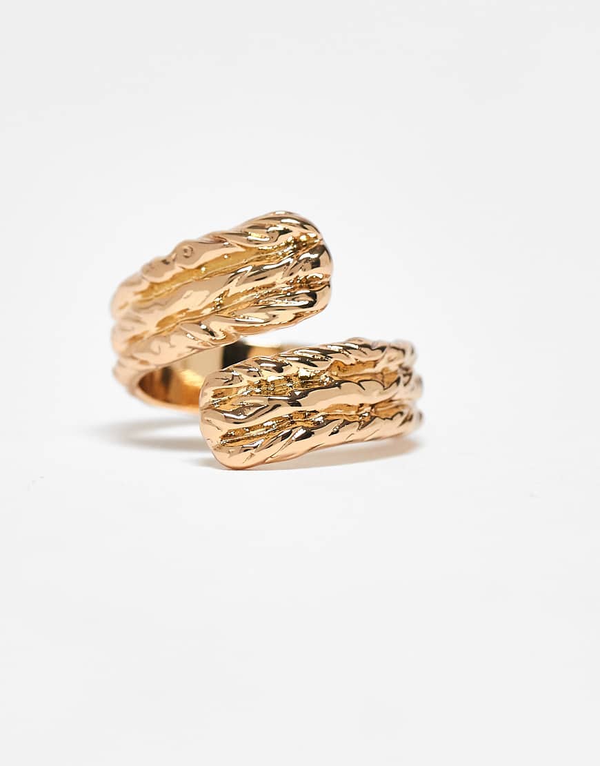 ASOS DESIGN - Goldfarbener Ring im Wickeldesign mit Strukturmuster in geschmolzener Optik von ASOS DESIGN