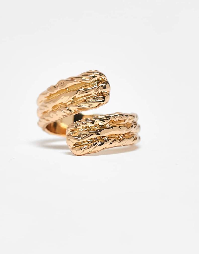 ASOS DESIGN - Goldfarbener Ring im Wickeldesign mit Strukturmuster in geschmolzener Optik von ASOS DESIGN