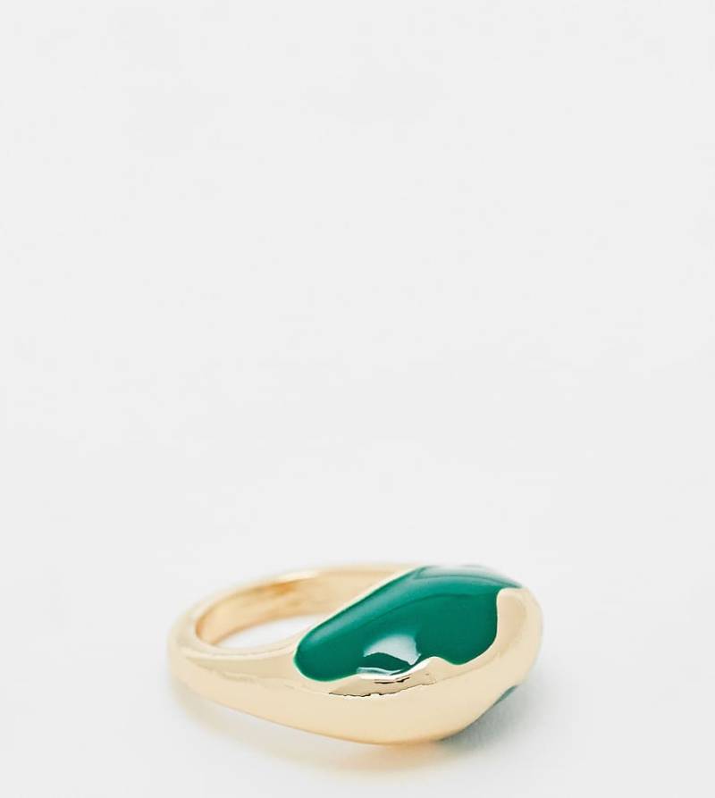 ASOS DESIGN - Goldfarbener Ring in abgenutzter Optik mit abstraktem Emaille-Einsatz in Grün von ASOS DESIGN