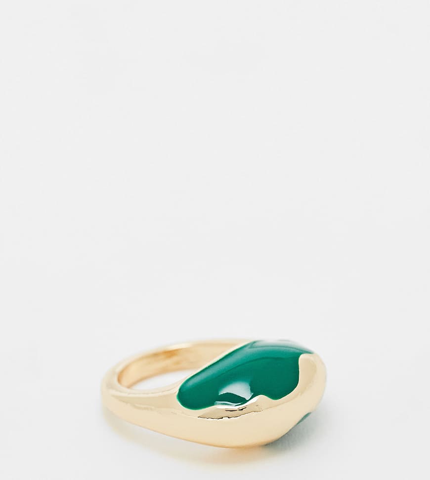 ASOS DESIGN - Goldfarbener Ring in abgenutzter Optik mit abstraktem Emaille-Einsatz in Grün von ASOS DESIGN