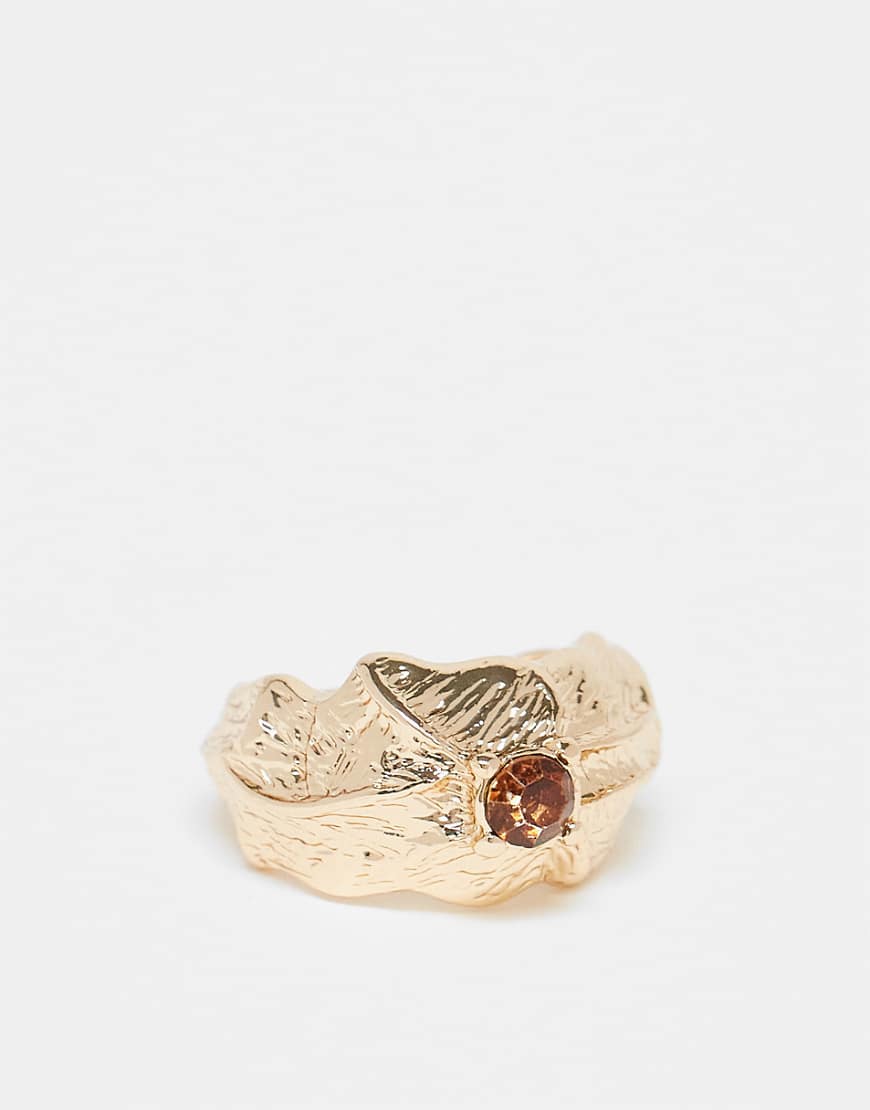 ASOS DESIGN - Goldfarbener Ring in geschmolzener Optik mit Strukturmuster und bernsteinfarbenem Schmuckstein ASOS DESIGN - Goldfarbener Ring in geschmolzener Optik mit Strukturmuster und bernsteinfarbenem Schmuckstein von ASOS DESIGN