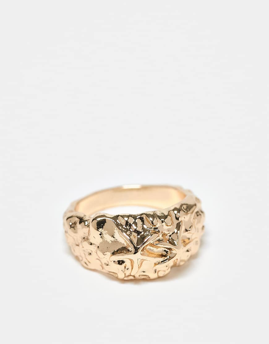 ASOS DESIGN - Goldfarbener Ring in geschmolzener Optik mit Strukturmuster und maritimem Detail ASOS DESIGN - Goldfarbener Ring in geschmolzener Optik mit Strukturmuster und maritimem Detail von ASOS DESIGN