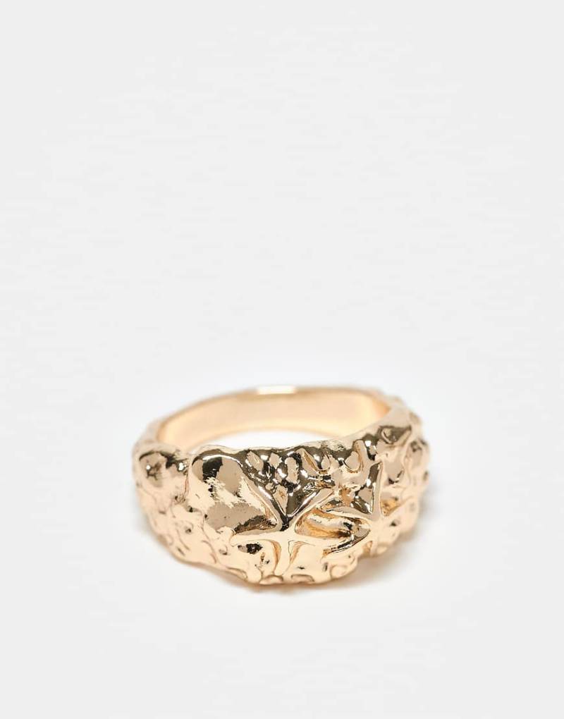 ASOS DESIGN - Goldfarbener Ring in geschmolzener Optik mit Strukturmuster und maritimem Detail von ASOS DESIGN