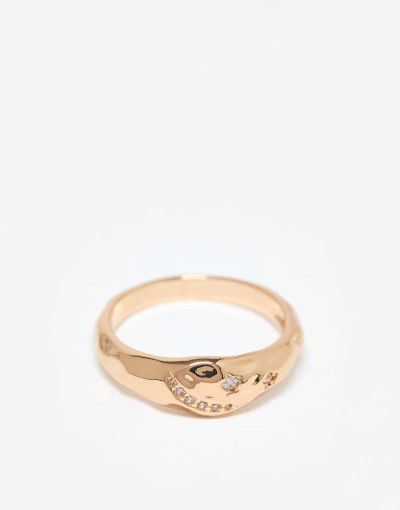 ASOS DESIGN - Goldfarbener Ring in geschmolzener Optik mit Zirkonia-Schmucksteinen von ASOS DESIGN