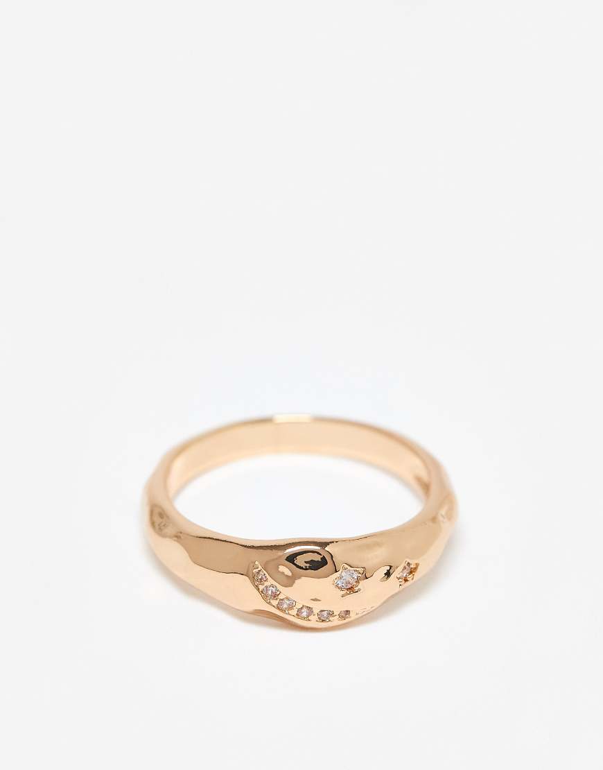 ASOS DESIGN - Goldfarbener Ring in geschmolzener Optik mit Zirkonia-Schmucksteinen von ASOS DESIGN