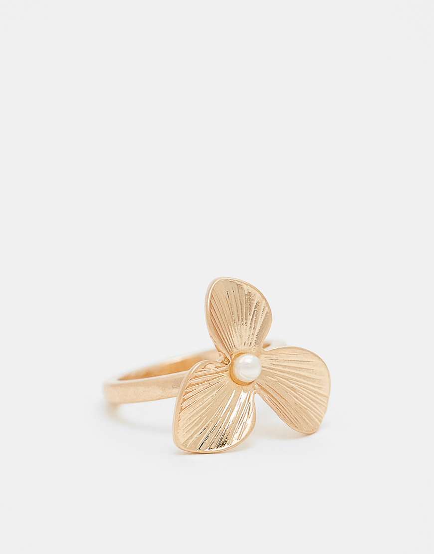 ASOS DESIGN - Goldfarbener Ring mit Blumendesign von ASOS DESIGN