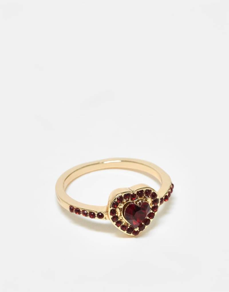 ASOS DESIGN - Goldfarbener Ring mit Herzdetail mit rotem Schmucksteinbesatz von ASOS DESIGN