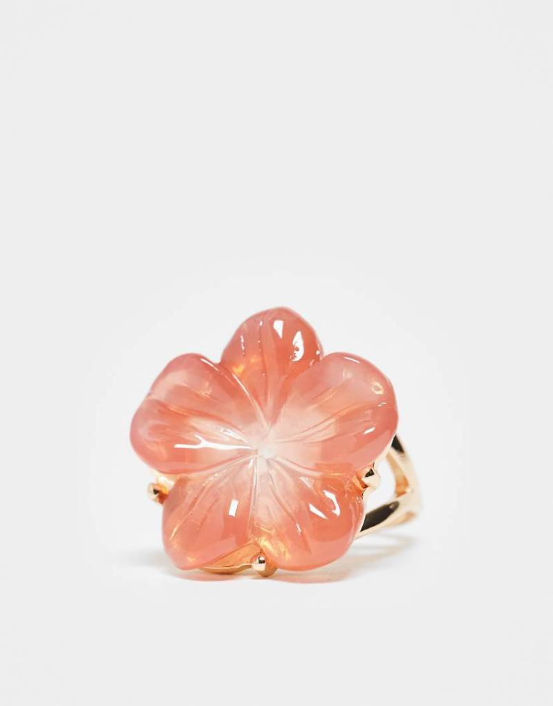 ASOS DESIGN - Goldfarbener Ring mit Hibiskus-Design aus rosa Kunstharz von ASOS DESIGN
