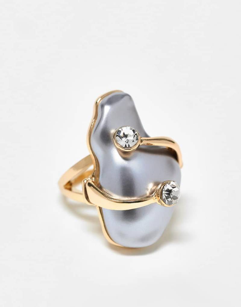 ASOS DESIGN - Goldfarbener Ring mit Kunstperle und Wickeldetail mit Schmucksteinbesatz von ASOS DESIGN