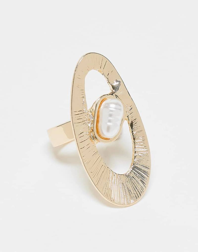 ASOS DESIGN - Goldfarbener Ring mit Kunstperle und ovalem Detail von ASOS DESIGN